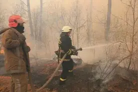 辐射含量暴涨16倍！消防员穿防化服进入切尔诺贝利火场图片