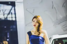 高挑车模黄义婷，好身材笑甜美图片