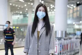 不愧是超模的身材就是美，何穗宽松西装搭配紧身裤，亮点在肚子图片