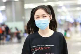 金靖一条阔腿裤走天下，配紧身T恤精致甜美，配宽松T恤活泼潇洒图片