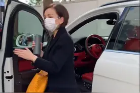 "雪姨"王琳开百万豪车，保温杯暴露年龄，穿高跟鞋驾驶疑违章？图片