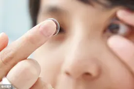 大学生眼睛里取出镜片，角膜被划伤！是因摘隐形眼镜时一个动作没注意图片