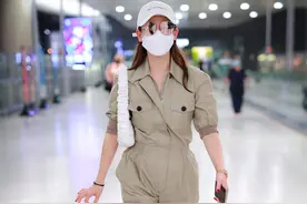 戚薇这款“工装连身裤”真好看！搭白色手袋+运动鞋，休闲又时尚图片