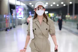 戚薇这款“工装连身裤”真好看！搭白色手袋+运动鞋，休闲又时尚图片