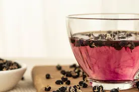 黑枸杞是什么东西，吃了对人真的有好处吗？别再傻傻花钱了图片