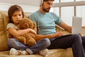 爸爸对外人很亲热，对家人却很冷漠：如何面对“丧父式”家庭？图片