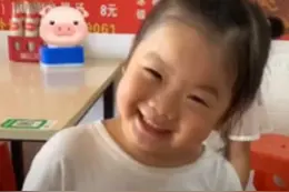 萌娃听说要打针高兴到原地转圈圈，半个小时后她的童年完整了图片