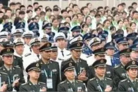 到底是不是军人？王哲林军运会发型惹争议，敬军礼与队友格格不入图片