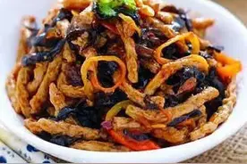 黑胡椒素肉丝，葱油鲜鱿鱼，沙茶什锦豆腐这几道家常菜的做法图片