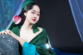 故事：民间故事：乌冠公鸡吃掉蜈蚣妖和小青蛇妖图片