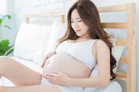 29岁超模怀孕7个月，穿高跟鞋手提重物，孕妇穿着大忌请注意图片