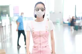 街拍：王丽坤穿白T恤配粉色背带裙搭运动鞋，尽显青春靓丽图片