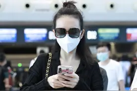 王鸥现身机场，一袭黑色尽显女人魅力，连体装是她的最爱？图片