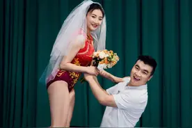 何雯娜奥运婚纱照太别致，凤纹连体旗袍装显丰满，产后3月零赘肉图片