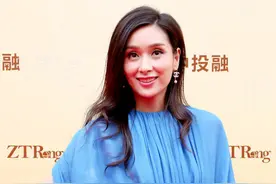 杨恭如不愧是时光美人！穿蓝色连衣裙搭长卷发，46岁并没有憔悴感图片