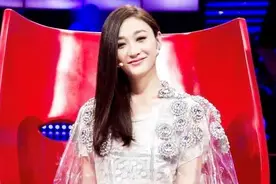 李小冉“夹腿坐”太迷人了，穿塑胶外套配蕾丝裙，一般人不敢尝试图片