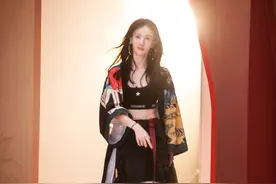 金晨运动内衣+工装短裤，配上这外套真是绝了图片
