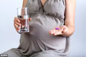 孕期补充叶酸可以预防胎儿神经管缺陷，但是叶酸到底应该怎么补、补多久呢？专家：补过量有危害图片