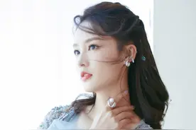 李沁这身穿搭好温柔，蓝色薄纱连衣裙优雅灵动，甜美精致又温婉图片