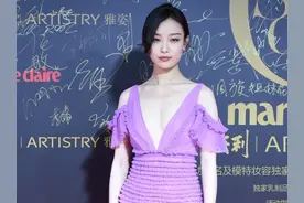倪妮才是高级美，紫色蛋糕裙大秀“奶白肌”，“酒杯身材”真迷人图片