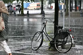 泰州女士大雨中骑车摔倒，好心姑娘拦下路人送她就医，还不顾吃饭为她忙前忙后图片