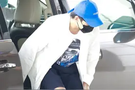 杨洋下车现身机场，大长腿暴击羡慕不来，白色衬衣干净帅气图片