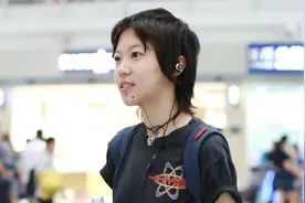 窦靖童低调走机场，一身黑色中性风简约高级，一般人穿不出这味道图片