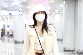 高级混搭风？秦岚穿露脐装+小香风外套，搭配橙色萝卜裤无违和感图片