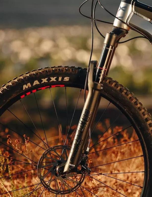 四款性价比爆表的Trail前叉，谁更胜一筹？