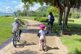霍启刚三代同堂骑车游，子女紧随郭晶晶，74岁霍震霆活力依然图片