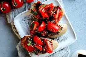 番茄布鲁斯凯塔—意大利风味烤面包图片