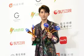 王源连换两套look变身贵公子 蔡徐坤大牌傍身优雅绅士气质尽显图片