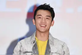 有多少觉得他长的帅的？举个手  !  ! 图片