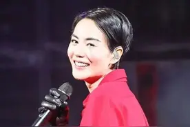 51岁的王菲不仅潇洒，还挺幼稚图片