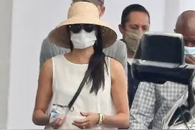 梅根穿度假风连衣裙遮肚，手腕金表抢眼球，哈里一身旧衣紧跟身后图片