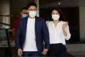 富三代霍启刚从政，郭晶晶全力支持！豪门配冠军，高级“秀恩爱”图片