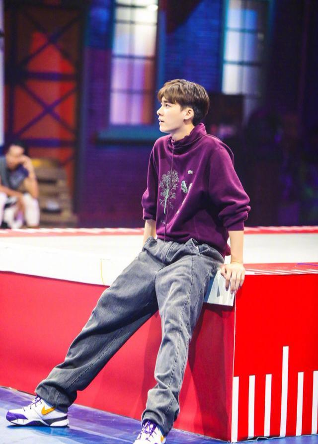 吴亦凡穿黑衣打彩虹伞图片-第7张图片