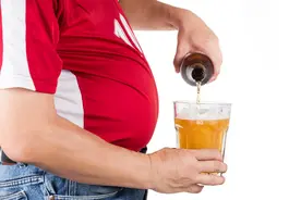 喝啤酒更容易长啤酒肚，宁愿喝白酒？辟谣：本文4点分析讲出实情图片