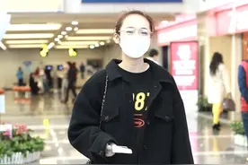 张佳宁现身机场，毛呢衬衫夹克配卫衣休闲时尚，丸子头清爽减龄图片
