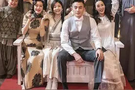 合坐一个长凳，欧豪像坐着练劈叉，谭松韵王紫璇缩着腿被挤到角落图片