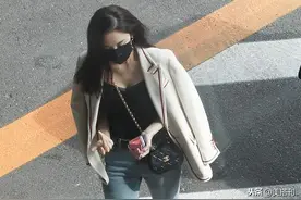 古力娜扎最新机场私服，西服配背心牛仔裤高筒靴，又美又飒小姐姐图片