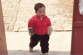 1岁半萌娃成“蹭吃专业户”，手插口袋走姿嚣张，一点也不怯生图片