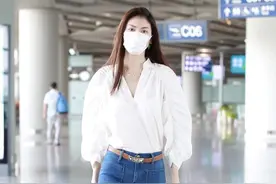 “淑女达人”何穗这身穿搭真有feel！泡泡袖衬衫+牛仔裤，真有范图片