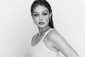 超模Gigi太拼命！捧孕肚疯狂拍大片，连换三套造型跪地凹造型图片