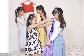 小女孩每天都要穿裙子，不喜欢穿裤子，家长要怎样引导？图片