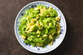 苦瓜炒鸡蛋，先炒苦瓜还是鸡蛋？教你正确做法，自带清香特败火图片