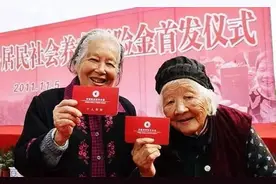 退休人员注意：社保缴纳档次很重要，相差两档，养老金或少3600元图片