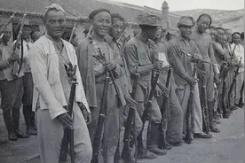 晚清老照片：小摊卖二手衣服顾客很多，女孩子剃光额头扎小辫图片