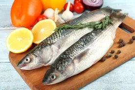 腌鱼时，加盐腌制是大错，教你正确做法，鱼肉质鲜嫩，没一点腥味图片