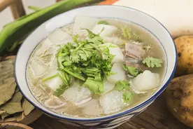 洗羊肉，别只会用清水洗，学会这个技巧，羊肉洗得干净，没膻味图片